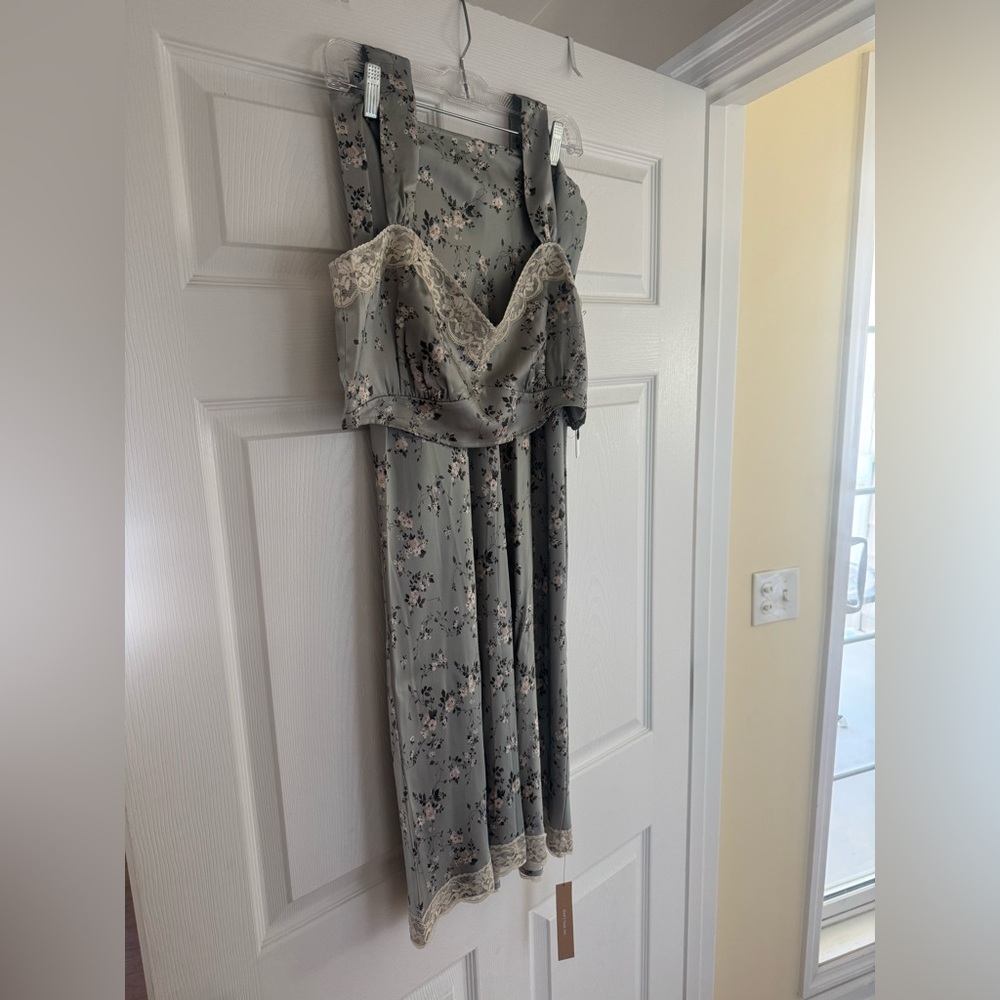 Reformation Beatrice silk two-piece, never worn with tags. - Picture 5 of 6
